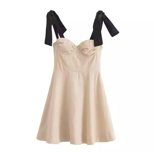 Dress with sweetheart neckline and straps with black bow